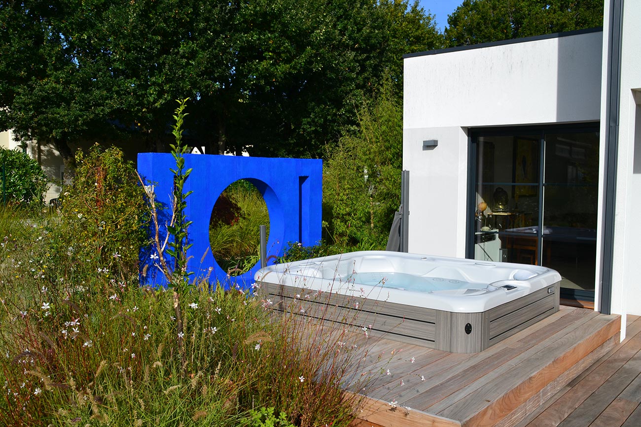 Présentation de notre réalisation de terrasse avec encastrement de spa dans Tendance Magazine Mars 2018